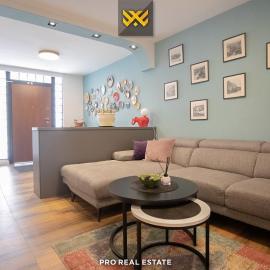 Home City Center - 3BedR & 3BathR - Free Private Parking, hotel in Prishtinë