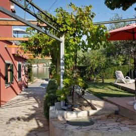 Villa Luna, hotel in Sutomišćica