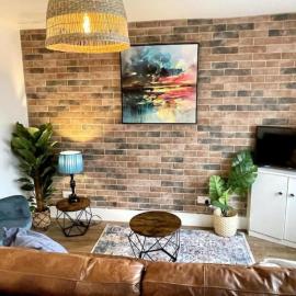 Charming Terrace Home, Nantwich -Near train station & Town, Hotel in Nantwich