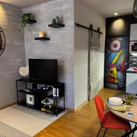 Luxury Art & Chromotherapy Apt-Hospital District3, hotell i Pavia