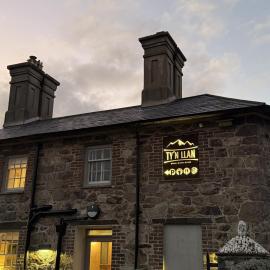 Ty'n Llan- tafarn gymunedol- community pub, hôtel à Llandwrog