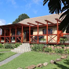FIG TREE HOUSE Entire holiday home, self catering, 4 bedroom, 2 bathroom, deck and garden