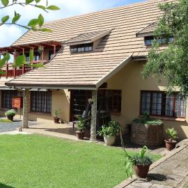 OAK HOUSE, Entire holiday home, Self catering, fully equipped, double storey, 3 bedroom, 2 bathroom, outside entertainment, Braai area, 300sqm home