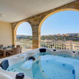 Gozo Getaway! Heated Jacuzzi & Views, ξενοδοχείο σε Xagħra