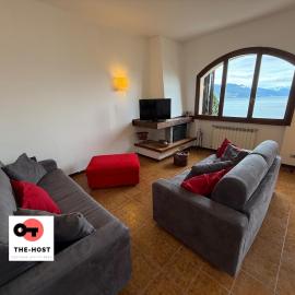 Between greenery and the lake, a villa in Stresa