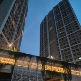 Spacious 2BHK Apartment in GIFT City for Families & Pros with Free Parking and pool، فندق في غانديناغار