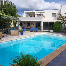 Bas de villa moderne avec piscine, hotelli kohteessa Fréjus