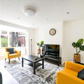 Spacious 4-Bedroom Home with Private Garden & Free Parking