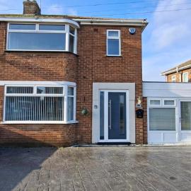 5 double bedrooms in centre of Stanground