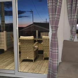 Privately owned Pet friendly caravan, hotel em Llanddwywe