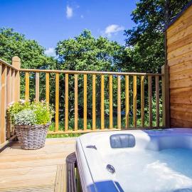 Riverside Hideaway for Two Hot Tub River Lochay, hotel Killinben