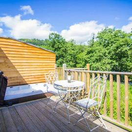 Garth Cottage - Riverside with Private Hot Tub, hotel Killinben