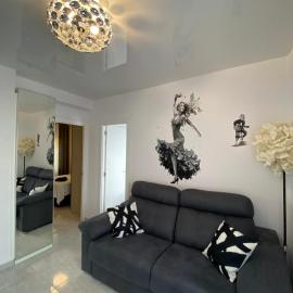 Modern Art Apartment 50m to the Beach