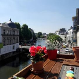 Grand Waterfront Suite with Private terrace on the Leie Canal, hotel v Gente