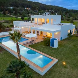 Villa near Ibiza Town sleeps 12,13, hotel a Sant Rafel de sa Creu