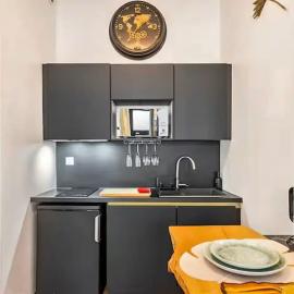 Romantic getaway with Balneo Centre Lorient، فندق في لوريان