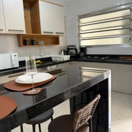 Apartamento térreo no Centro de Tramandaí, com ar condicionado, garagem e churrasqueira