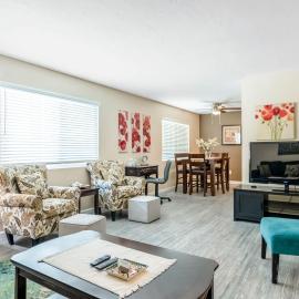 Longer Stays for Travelers- Apt Blocks from Hospital, Downtown