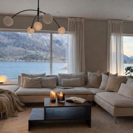 Private house on cider farm - fjord, beach & jetty, hotel in Sogndal