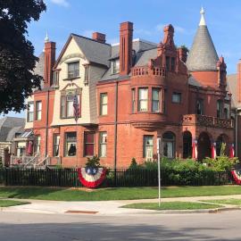 Schuster Mansion Bed & Breakfast, hotel di Milwaukee