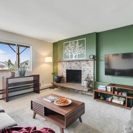 Cozy Hilltop Seattle Stay with Yard & Parking