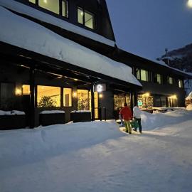 Ski-in, Ski-out Iwatake Apartments، فندق في هاكوبا