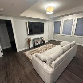 Stylish Open Cozy & Contemporary Living Space, hotel in Prince George