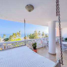 Pumziko Beachfront Apartment: Mtwapa şehrinde bir otel