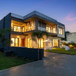 Gardenia 4-BHK Farmhouse with Private Pool, Game Zone, & Lush Garden, hótel í Dera Māndi