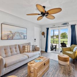 Beachside Condo Downtown with Lake Michigan Views, hotel sa Sheboygan