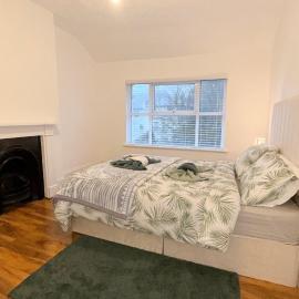 Sea Breeze Apartment, hotel in Hollington