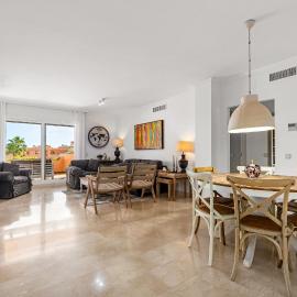 Appartement face mer avec accès au padel privé belle terrasse et grande piscine, hotel in Casares