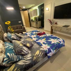 Lavish Studio Room - Gaur City Center, hotel in Ghaziabad