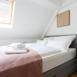 Large - 90m2 - Quiet Maisonette for 10 - 24 I 7 Check-in