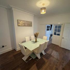 4-Bed Doncaster Group Home - Sleeps 12, Close to M18, Sheffield & Leeds, hotel di Doncaster