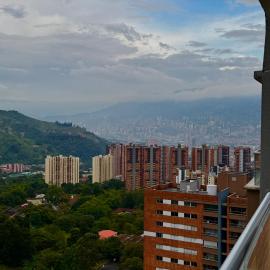 Modern sky high apartment in La Estrella, hotel u gradu La Estrella
