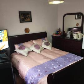 Ensuite Bedroom with Private Toilet and Shower and unlimited WIFI، فندق في لوكان