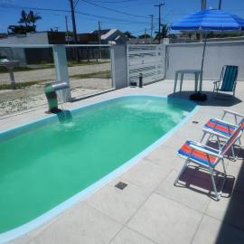 Casa espaçosa com piscina, a 2 quadras do mar!