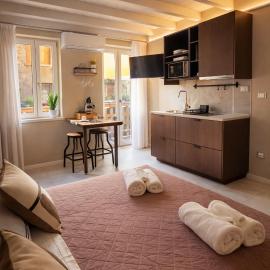 ES Apartments, hotel in Nago-Torbole