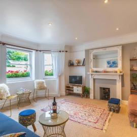 Spacious Seafront Apartment, Garden Free Parking, hotel in Littlehampton
