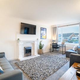 Modern 2-Bed Bungalow - Contractor & Business