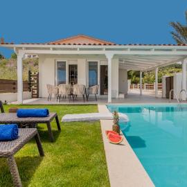 Antimo Villas - The Siesta Heaven with Private Pool, хотел в Аргаси