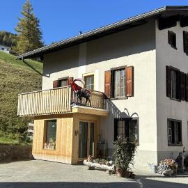 Tgesa communala Mon, hotel Mons városában