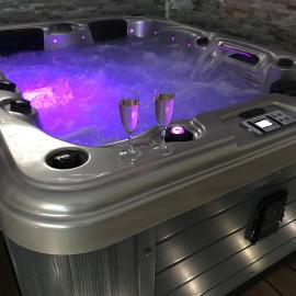 Suite Jacuzzi privatif intérieur 6km du Mont Saint Michel, hotel in Courtils