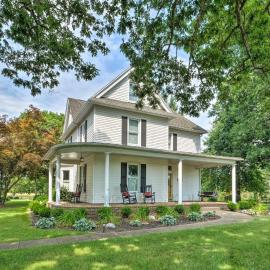 Renovated Farmhouse w Mountain Views and Fire Pit, hotel in Edinburg