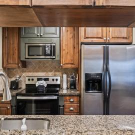 Canyons Retreat, Alpine Charm, Shared Hot Tub Pool, Sleeps 10, Cozy Fireplace, Gourmet Dining Steps Away