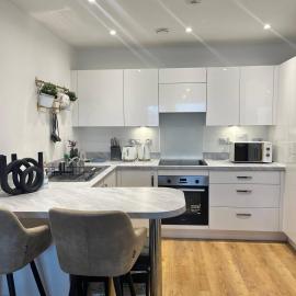 Prime Location - Apt - Stay 4 - Lakeside - Parking