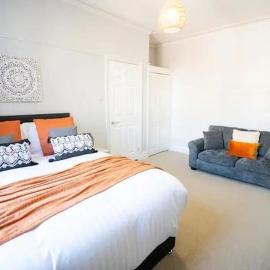 Spacious 5BR Home -Fast WiFi & Parking- Netflix