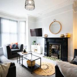 Spacious 5BR Home -Fast WiFi & Parking- Netflix, hotel di Amley