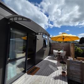 Puriri Tiny Home, hotelli kohteessa Orewa